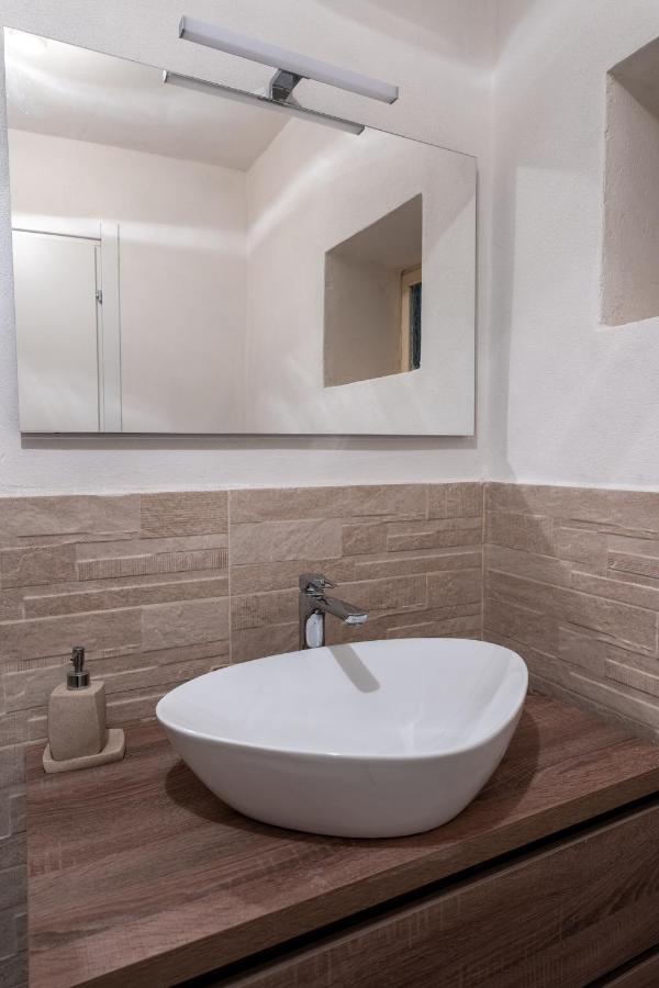 Casa Rocca Apartment Bosa Bagian luar foto
